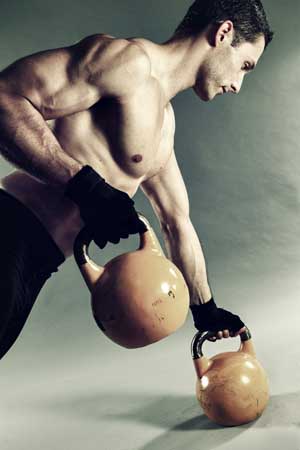 Mann trainiert mit zwei Kettlebells