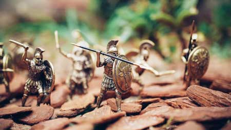 mehrere Ritterfiguren aus Metall mit Speer und Schild